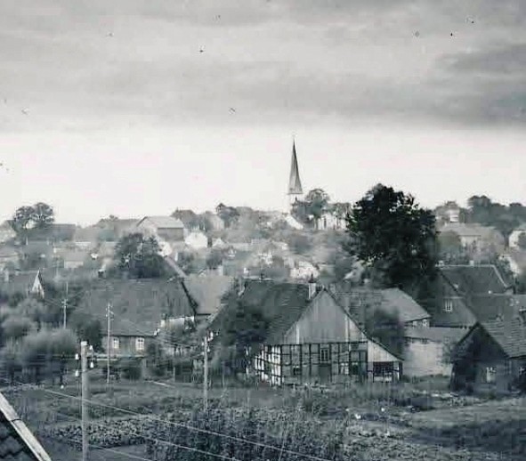 Datei:Hauptstraße 75 Blick v. Akehof.jpg