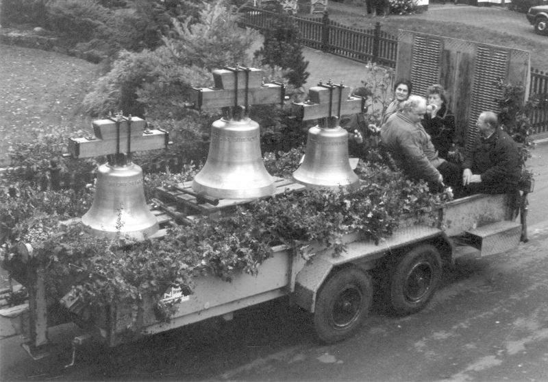 Datei:Kachtenhausen Glockenweihe 1995.jpg