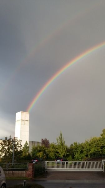 Datei:Leopoldshöhe Regenbogen über St. Johannes.jpg