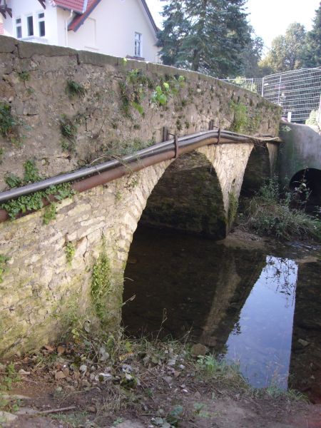 Datei:Hk-AmKrugplatz-Bruecke JK2006.JPG