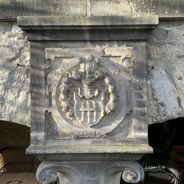 Datei:DT-Benekestr10-Wappen JK2025.jpg