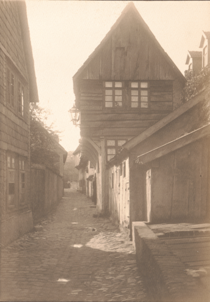 Datei:DT-Bruchmauerstr1 vNorden HSA 6375.png