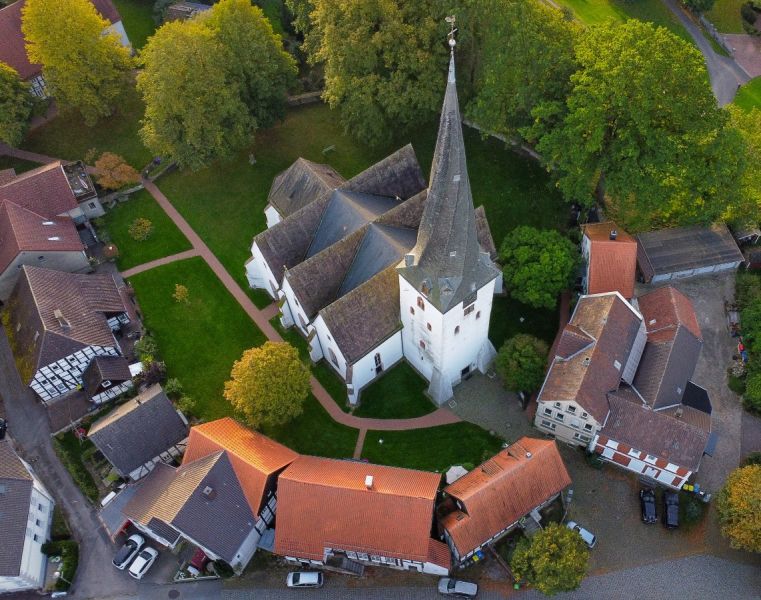 Datei:Kirchplatz Heiden 01..jpg