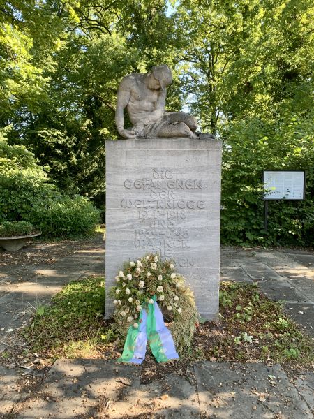 Datei:DT-Blombergerstr Ehrenmal.jpg