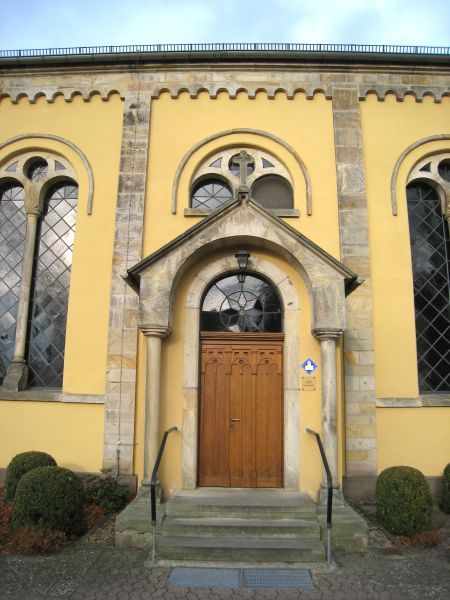 Datei:Kirche in Schlangen Seiteneingang.jpg