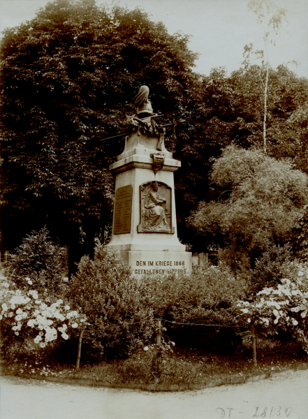 Datei:DT-Schlossplatz Dkm1866 BA-DT-28-32.png