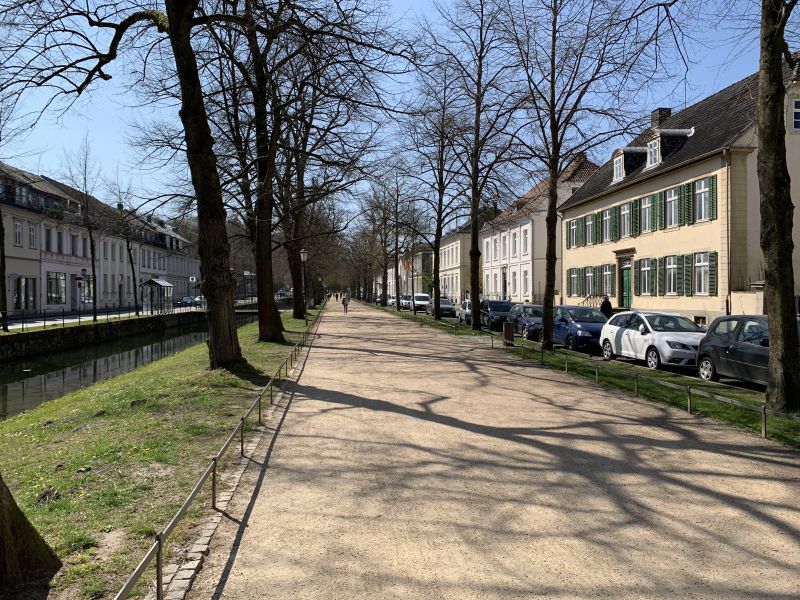 Datei:DT-Allee IMG 5593.JPG