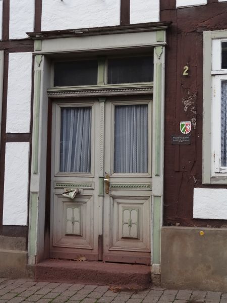 Datei:Kirchhofstraße 2, Haustür Stiewe 2014.jpg