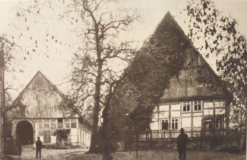 Datei:Döringsfeld, rechts Meierhaus mit Kammerfach 18. Jh, links Längsdurchfahrtsscheune Landfrauen 1986, 450.jpg