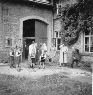 Auf dem Kreuze - Innenhof Haus Kalkreuter.jpg