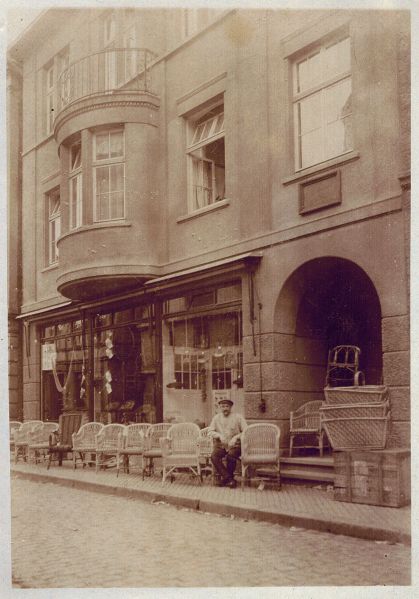 Datei:1920 (ca.) Neubau mit Laden & Heinrich.jpg