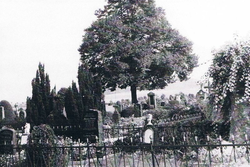 Datei:Trophagener Str Friedhof.jpg