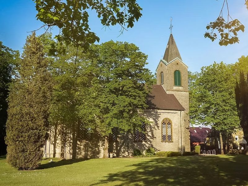 Datei:Alte Dorfkirche Augustdorf.jpg