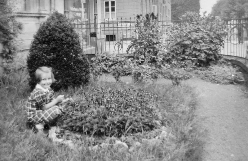 Datei:DT-Paulinenstr44 Vorgarten um1940.jpg