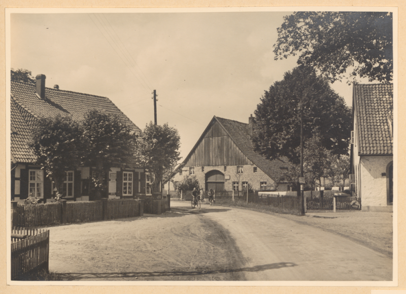 Datei:Haustenbeck Dorfmitte um 1935.png