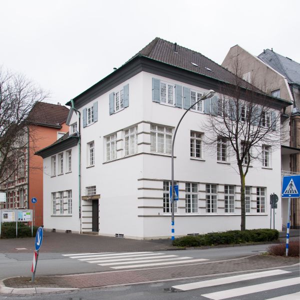 Datei:DT-Bismarckstr23 JK2014.jpg