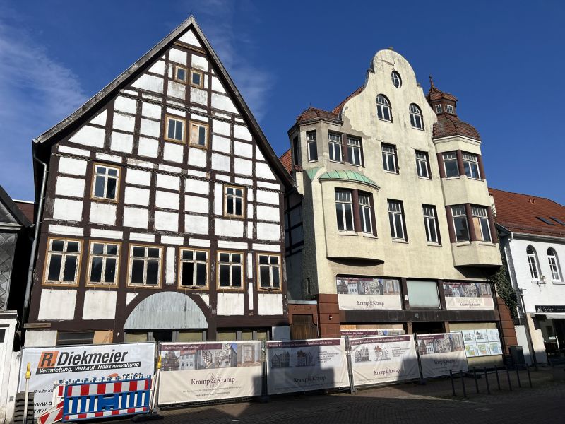 Datei:Lemgo-Kernstadt Breite-Str-39-41 2023a Kramp-und-Kramp.jpg