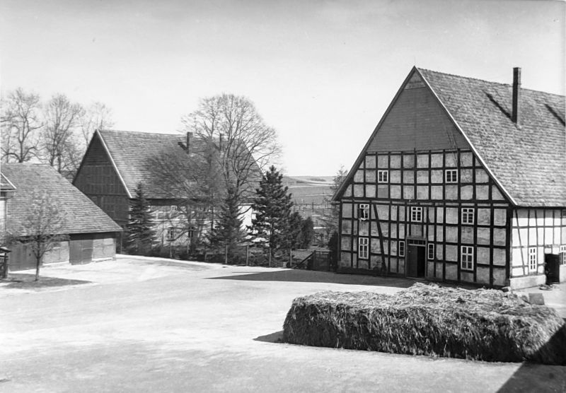 Datei:Wohnhaus und Leibzucht von NW, um 1955.jpg