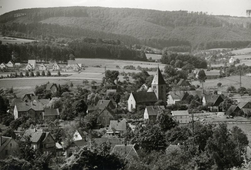 Datei:DT-Hk DorfvonOsten1950 ME-PK-24-149.jpg