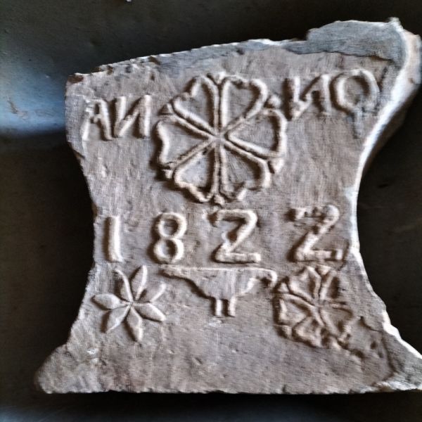 Datei:Stein mit Jahreszahl Hof Capelle.jpg