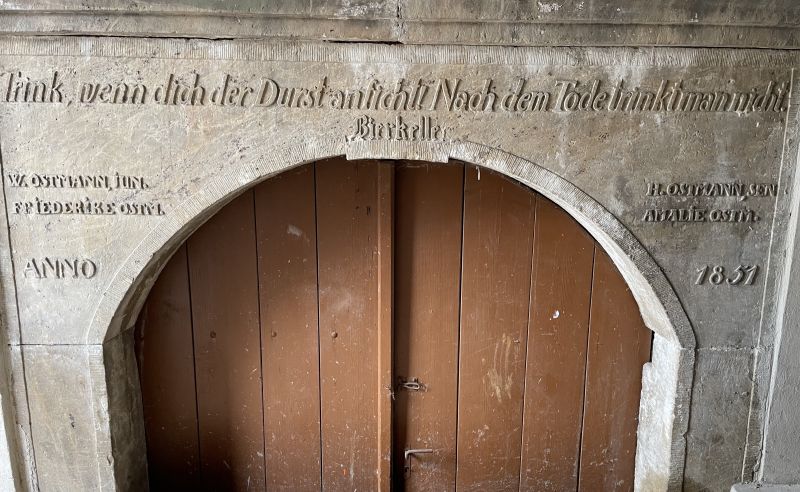 Datei:Inschrift Bierkeller Ostmann.jpg