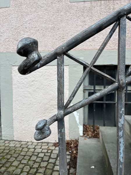 Datei:DT-Allee1 Geländer JK2026.JPG