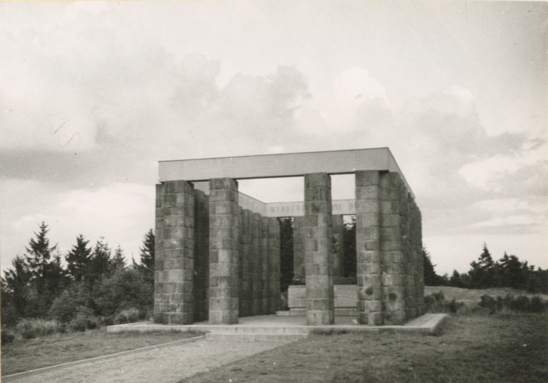 Datei:OER-Kammweg-Ehrenmal WPecherc1930 BA OE-2-5.png