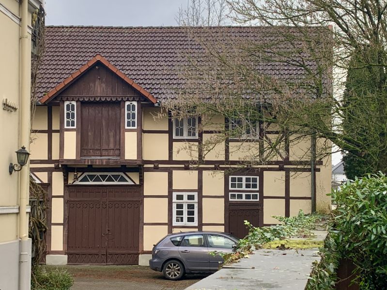 Datei:DT-Allee9 Kutscherhaus JK2024.jpg