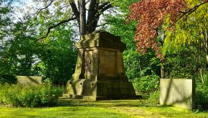 Trophagener Str. 01 Ehrenmal.jpg