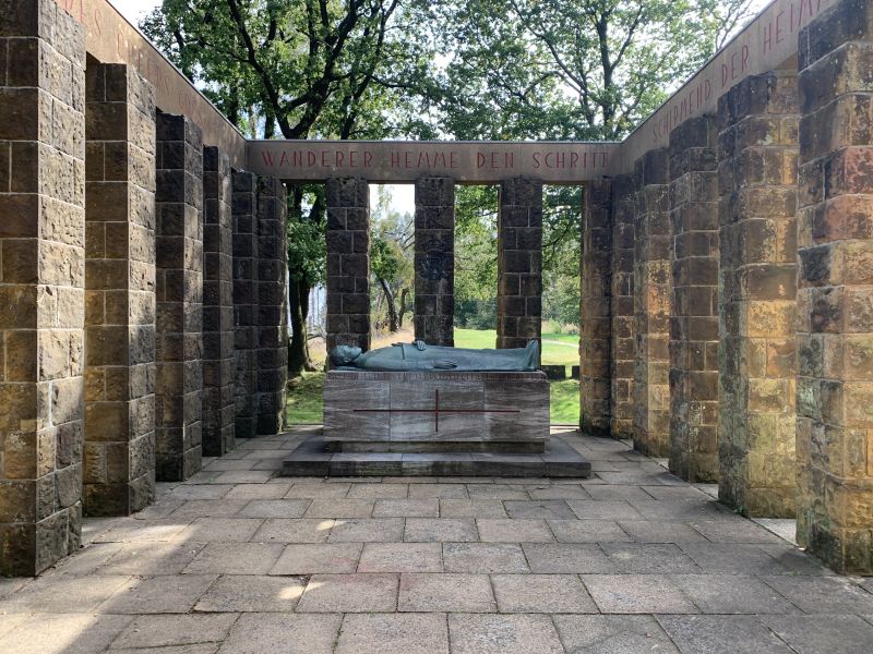 Datei:OER-Kammweg-Denkmal JK2023.JPG